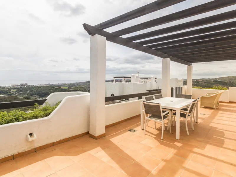 Within a pleasant residential complex where the apartments are distributed across 8 small blocks of three levels, this penthouse offers a spacious living room, a fully fitted kitchen with separate utility room, 3 bedrooms (one en-suite with its own bathro