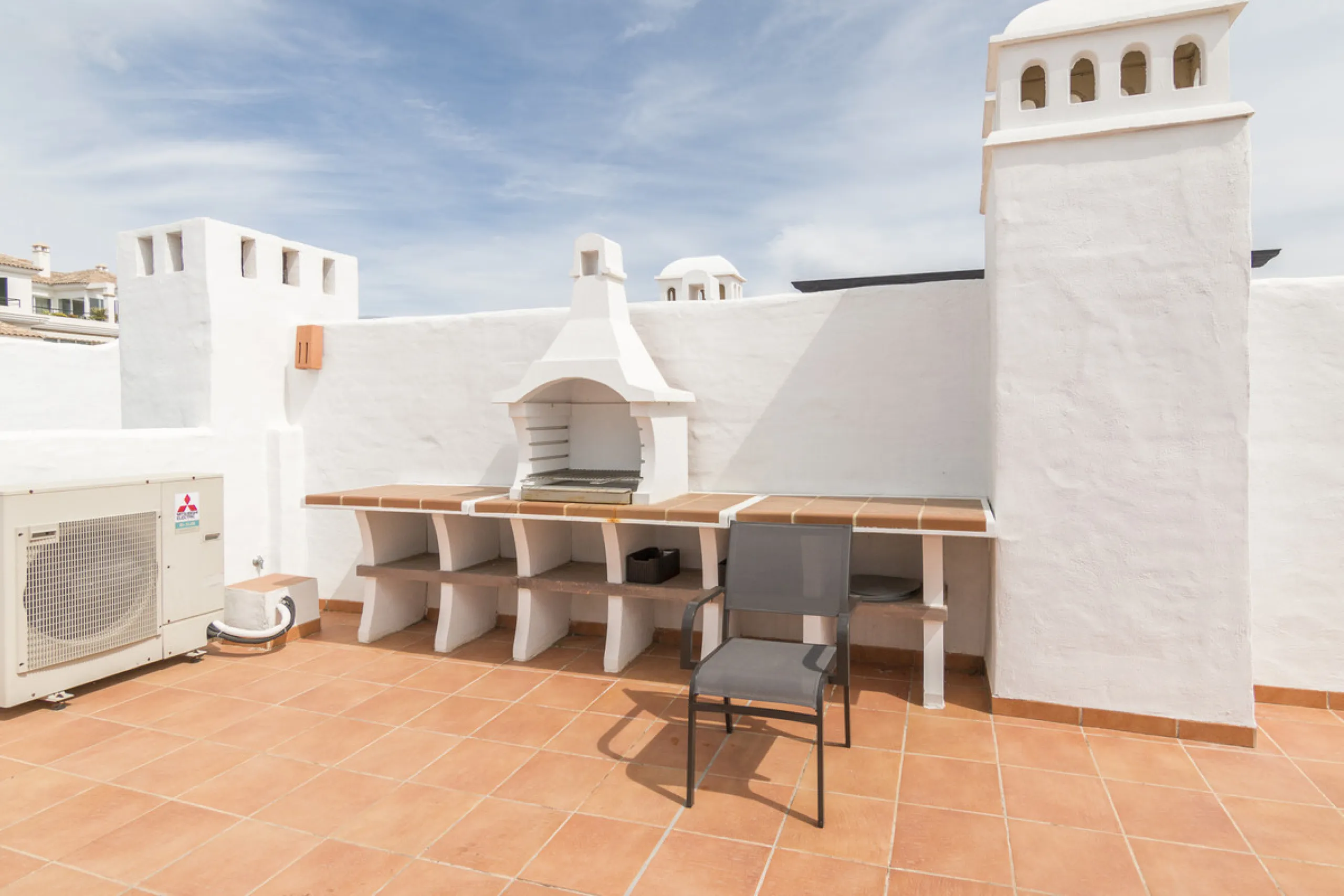 Within a pleasant residential complex where the apartments are distributed across 8 small blocks of three levels, this penthouse offers a spacious living room, a fully fitted kitchen with separate utility room, 3 bedrooms (one en-suite with its own bathro