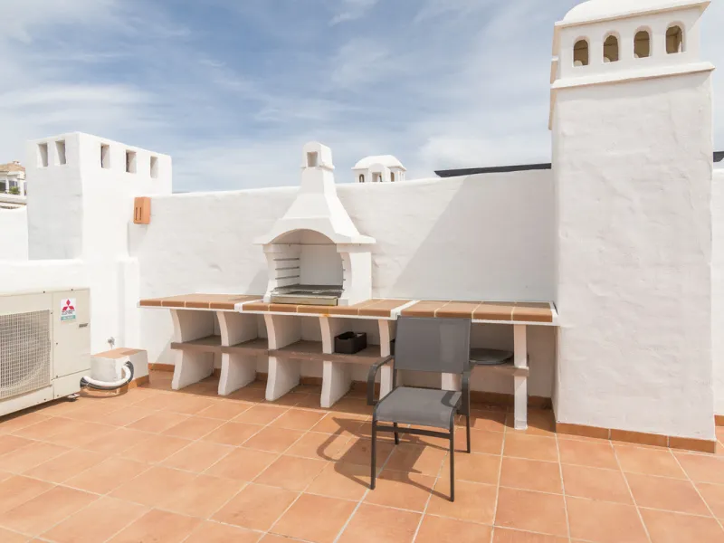 Within a pleasant residential complex where the apartments are distributed across 8 small blocks of three levels, this penthouse offers a spacious living room, a fully fitted kitchen with separate utility room, 3 bedrooms (one en-suite with its own bathro