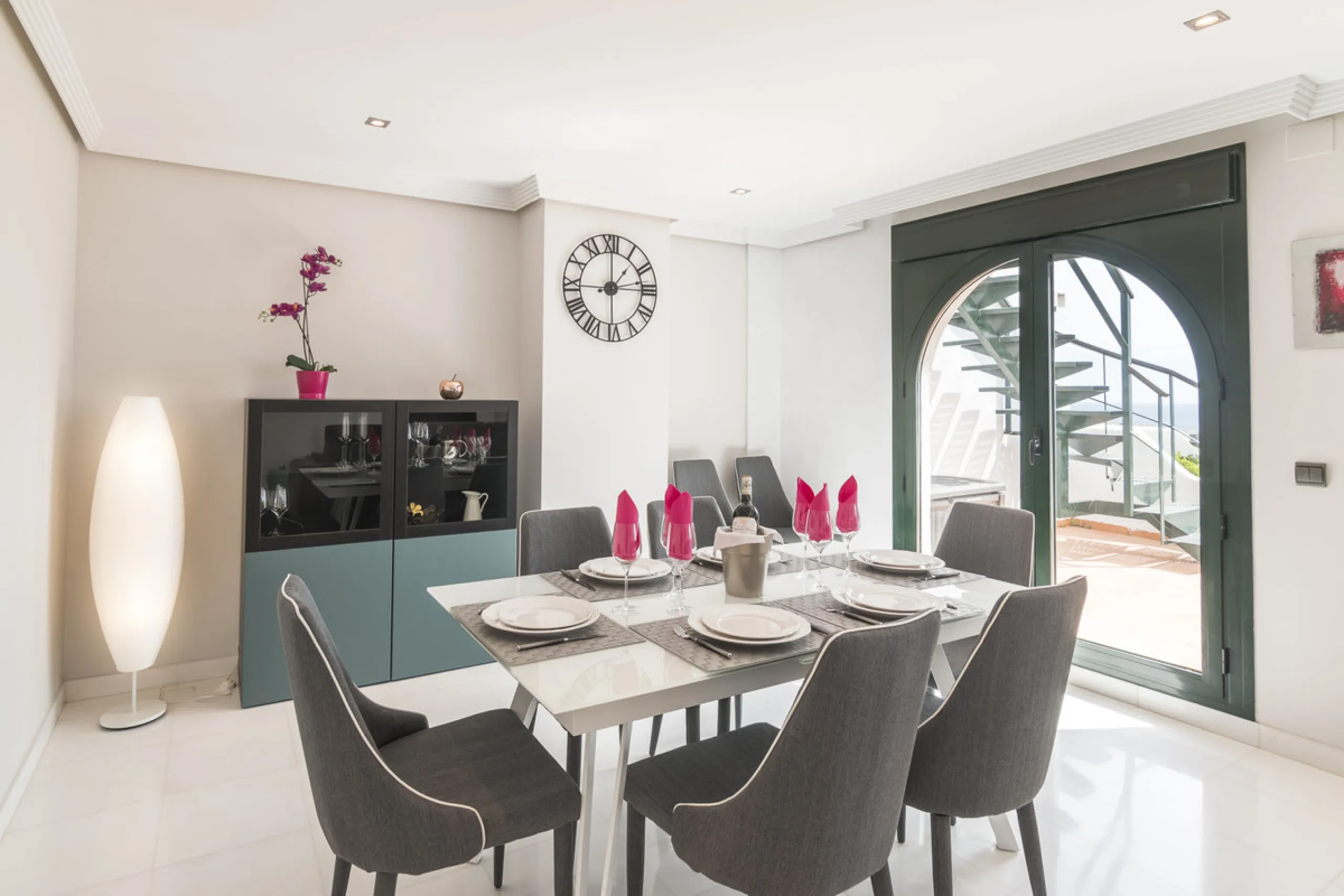 Within a pleasant residential complex where the apartments are distributed across 8 small blocks of three levels, this penthouse offers a spacious living room, a fully fitted kitchen with separate utility room, 3 bedrooms (one en-suite with its own bathro