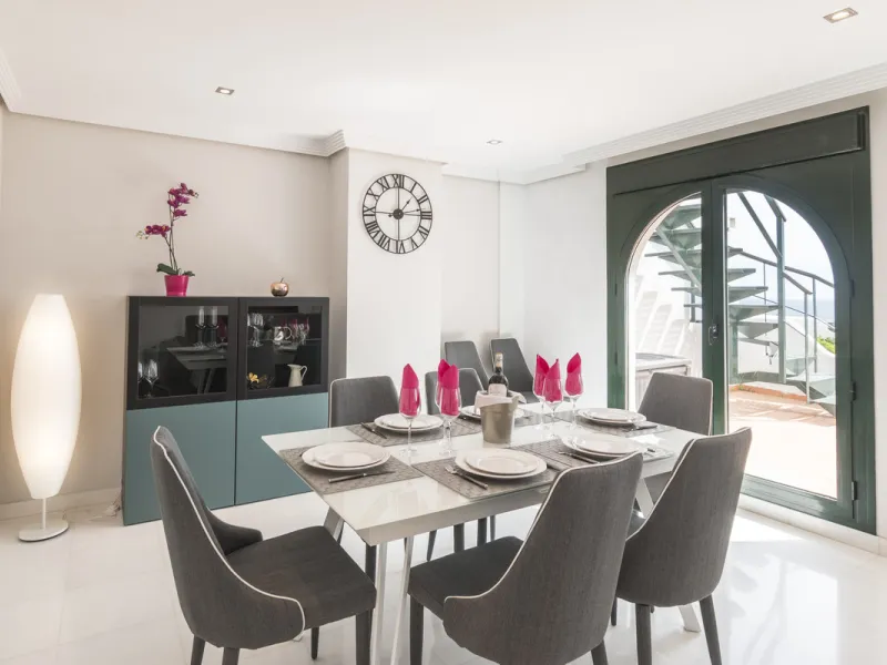 Within a pleasant residential complex where the apartments are distributed across 8 small blocks of three levels, this penthouse offers a spacious living room, a fully fitted kitchen with separate utility room, 3 bedrooms (one en-suite with its own bathro