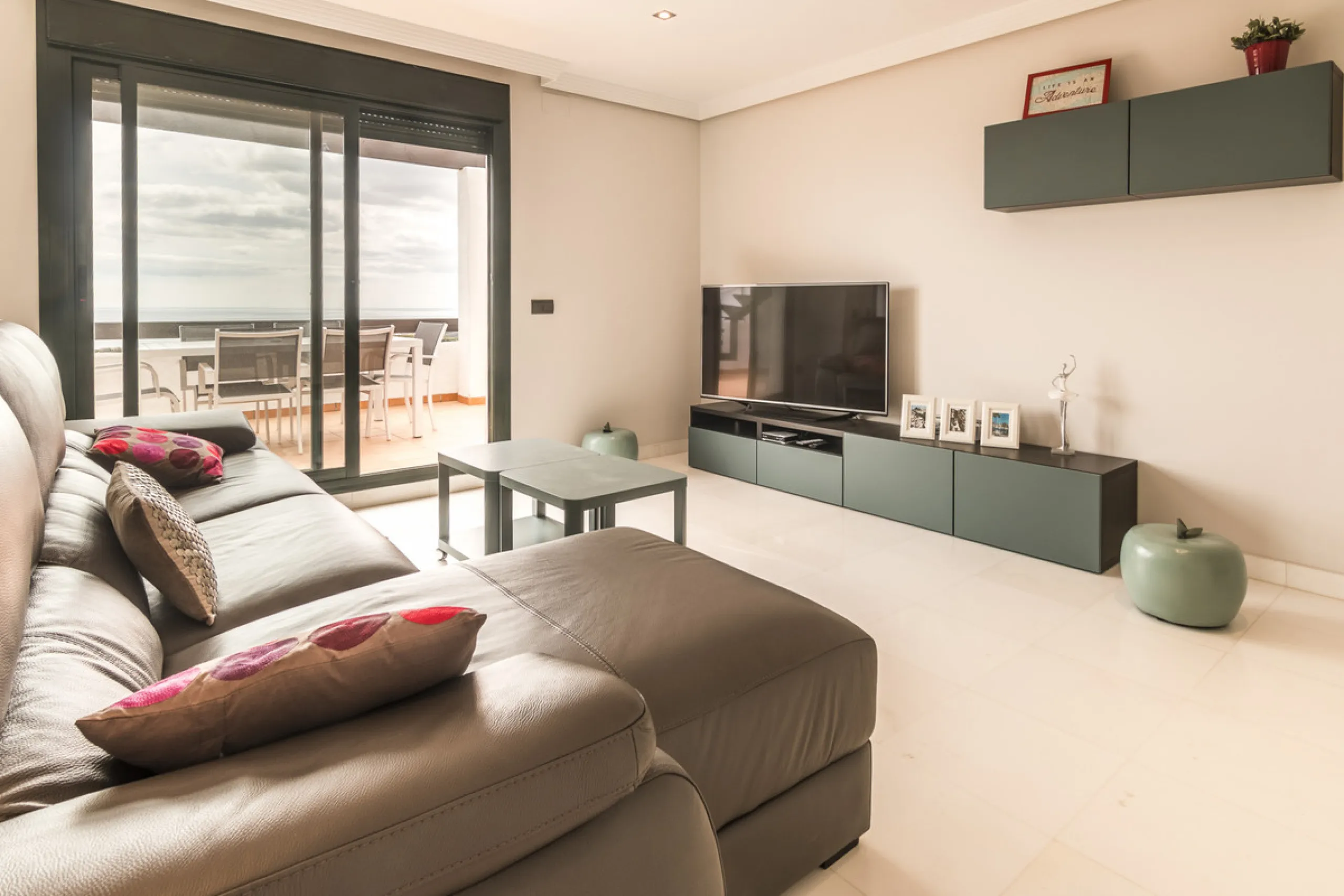 Within a pleasant residential complex where the apartments are distributed across 8 small blocks of three levels, this penthouse offers a spacious living room, a fully fitted kitchen with separate utility room, 3 bedrooms (one en-suite with its own bathro