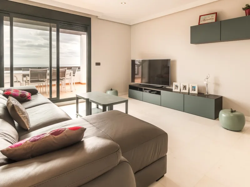Within a pleasant residential complex where the apartments are distributed across 8 small blocks of three levels, this penthouse offers a spacious living room, a fully fitted kitchen with separate utility room, 3 bedrooms (one en-suite with its own bathro