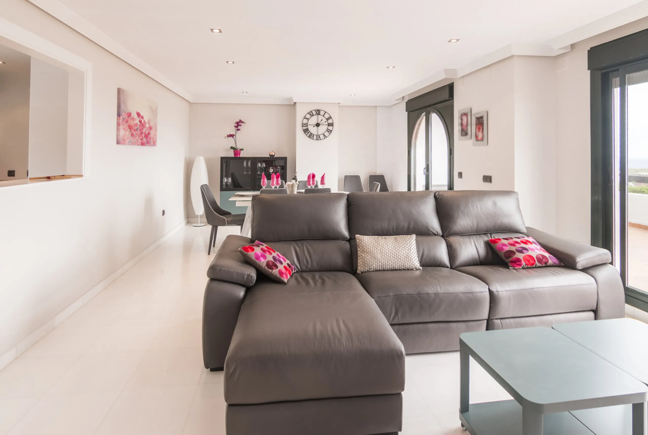 Within a pleasant residential complex where the apartments are distributed across 8 small blocks of three levels, this penthouse offers a spacious living room, a fully fitted kitchen with separate utility room, 3 bedrooms (one en-suite with its own bathro