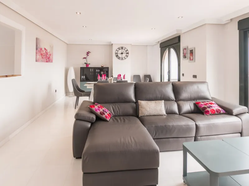 Within a pleasant residential complex where the apartments are distributed across 8 small blocks of three levels, this penthouse offers a spacious living room, a fully fitted kitchen with separate utility room, 3 bedrooms (one en-suite with its own bathro