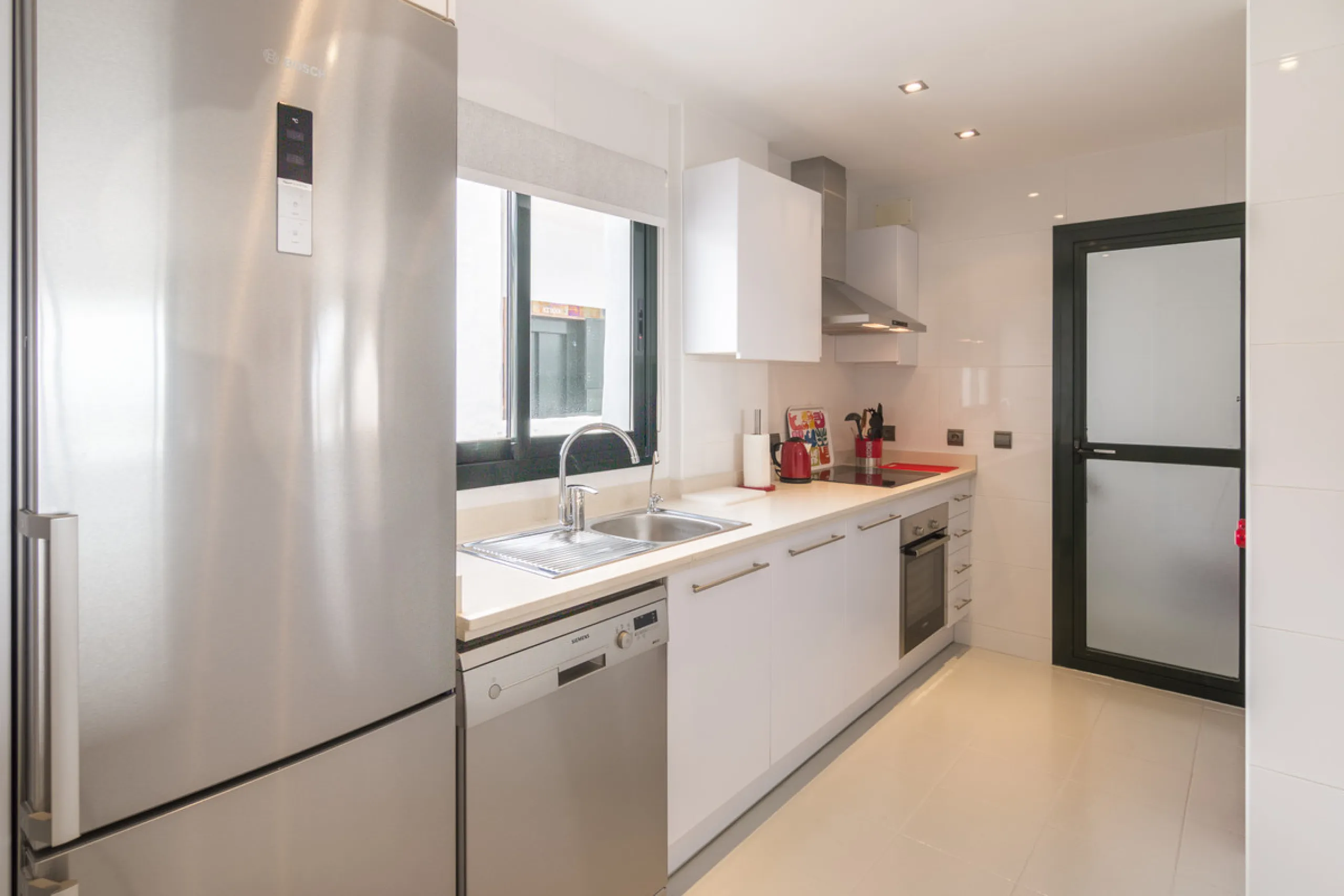 Within a pleasant residential complex where the apartments are distributed across 8 small blocks of three levels, this penthouse offers a spacious living room, a fully fitted kitchen with separate utility room, 3 bedrooms (one en-suite with its own bathro