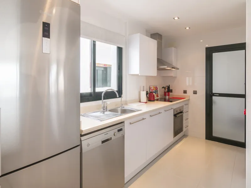 Within a pleasant residential complex where the apartments are distributed across 8 small blocks of three levels, this penthouse offers a spacious living room, a fully fitted kitchen with separate utility room, 3 bedrooms (one en-suite with its own bathro
