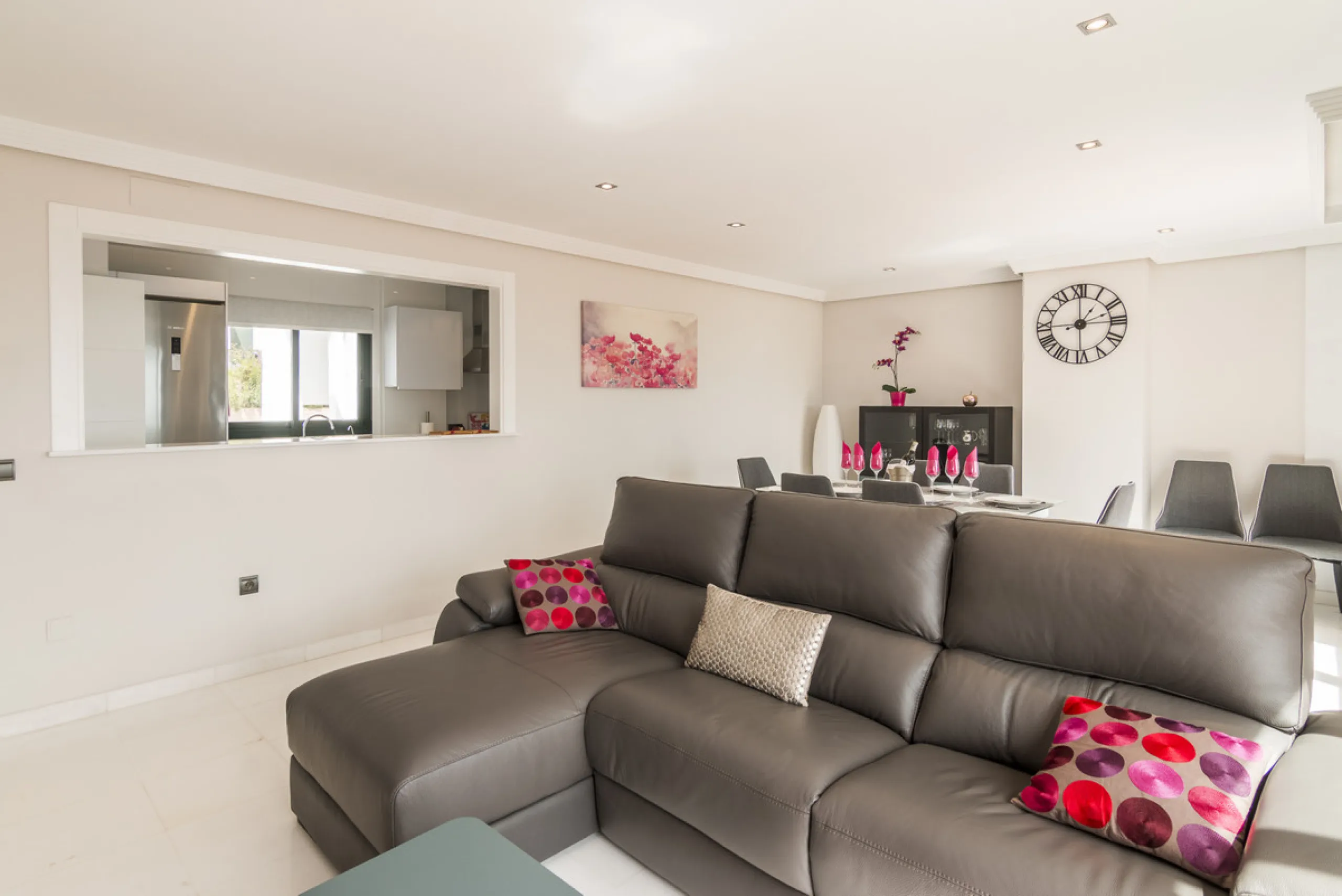 Within a pleasant residential complex where the apartments are distributed across 8 small blocks of three levels, this penthouse offers a spacious living room, a fully fitted kitchen with separate utility room, 3 bedrooms (one en-suite with its own bathro