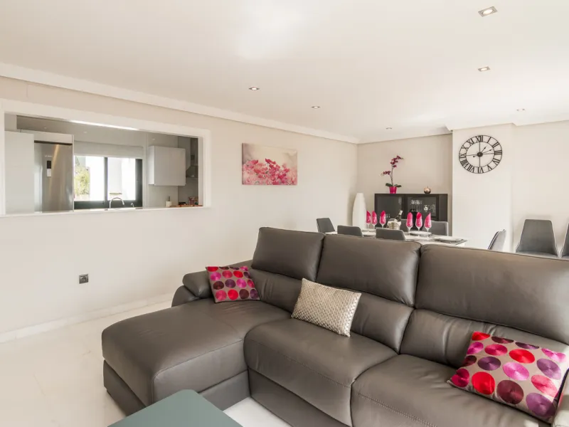 Within a pleasant residential complex where the apartments are distributed across 8 small blocks of three levels, this penthouse offers a spacious living room, a fully fitted kitchen with separate utility room, 3 bedrooms (one en-suite with its own bathro