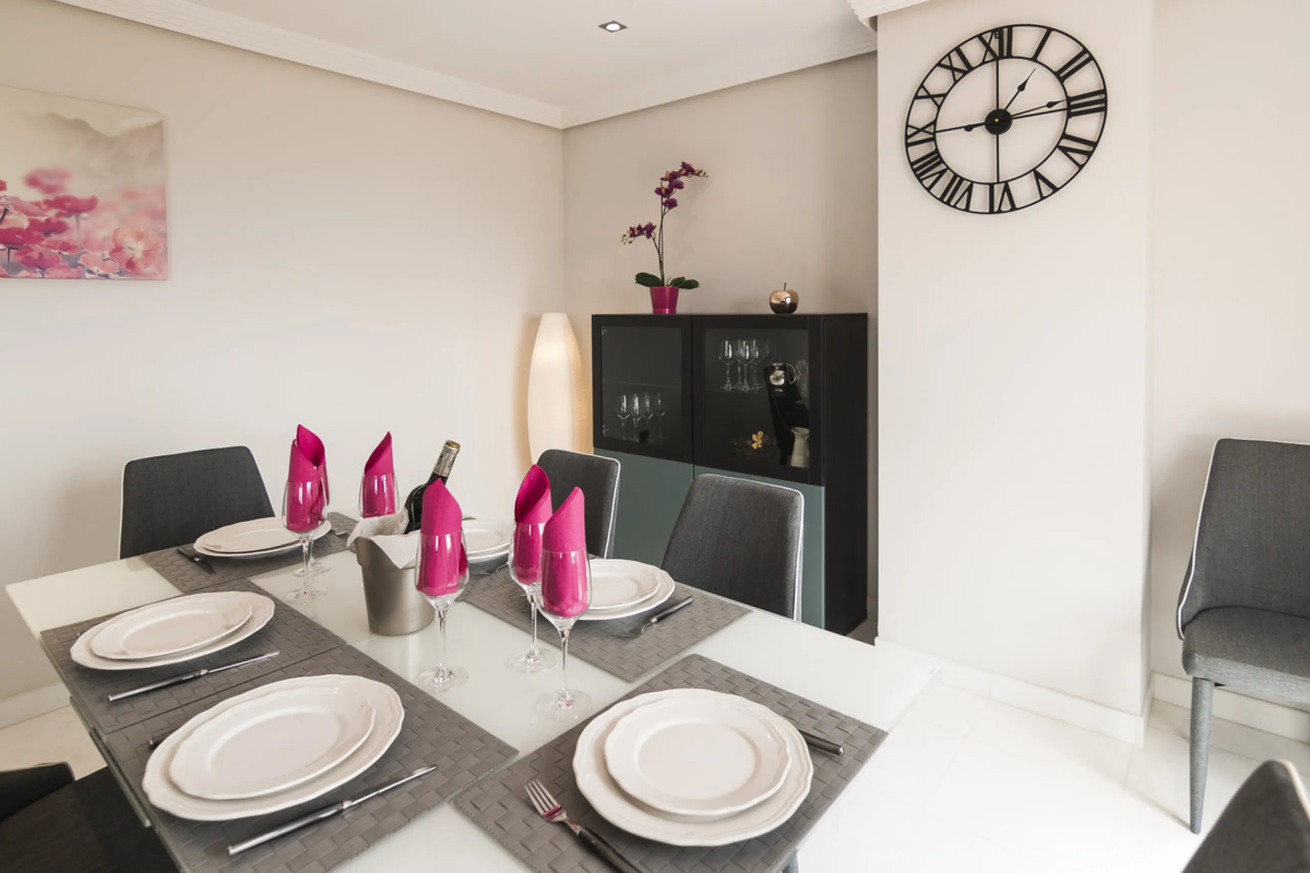 Within a pleasant residential complex where the apartments are distributed across 8 small blocks of three levels, this penthouse offers a spacious living room, a fully fitted kitchen with separate utility room, 3 bedrooms (one en-suite with its own bathro