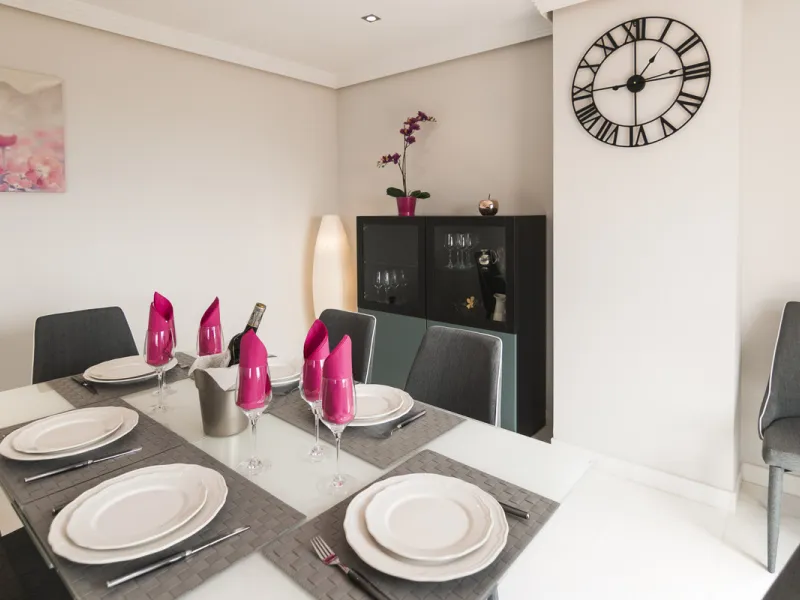 Within a pleasant residential complex where the apartments are distributed across 8 small blocks of three levels, this penthouse offers a spacious living room, a fully fitted kitchen with separate utility room, 3 bedrooms (one en-suite with its own bathro