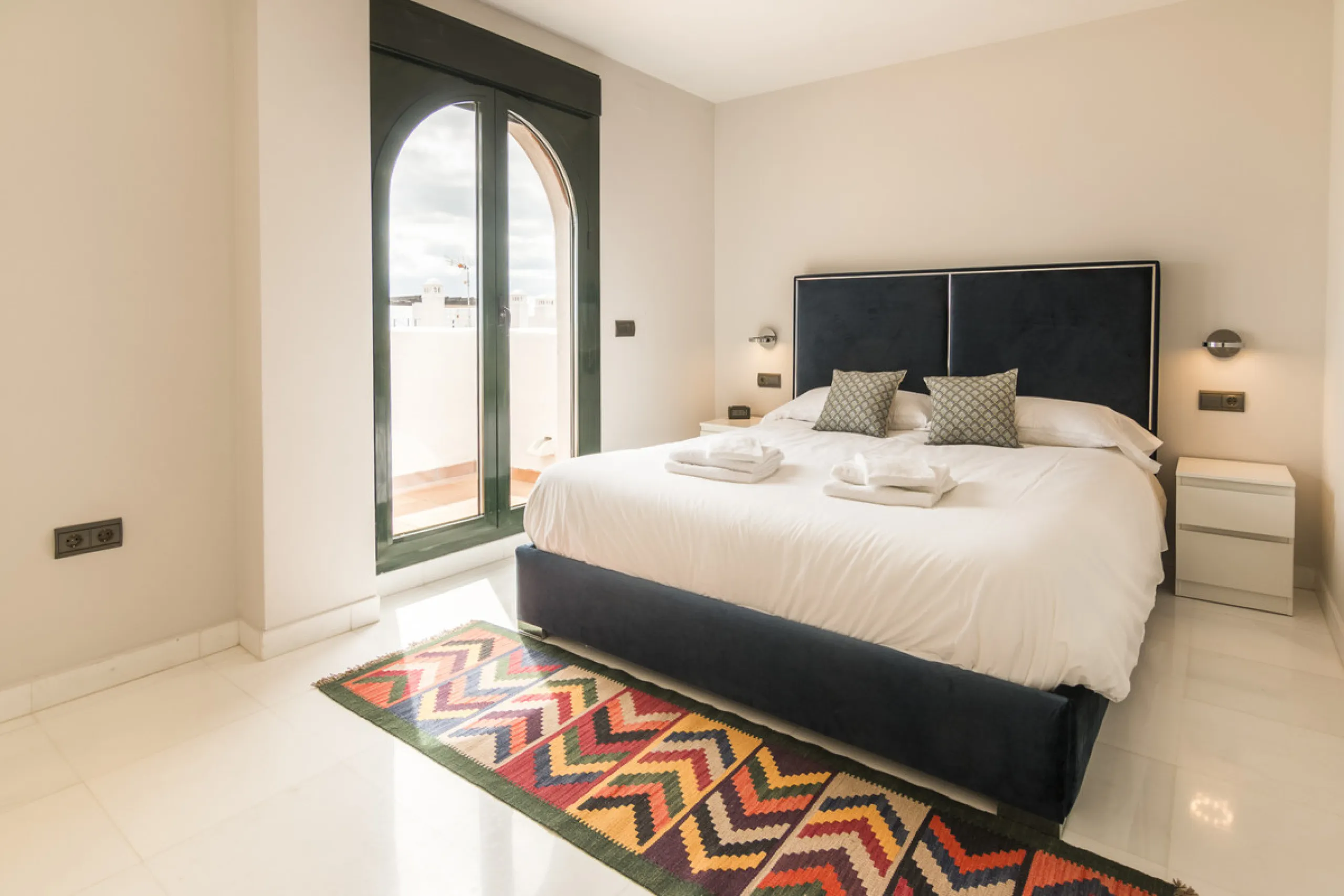 Within a pleasant residential complex where the apartments are distributed across 8 small blocks of three levels, this penthouse offers a spacious living room, a fully fitted kitchen with separate utility room, 3 bedrooms (one en-suite with its own bathro