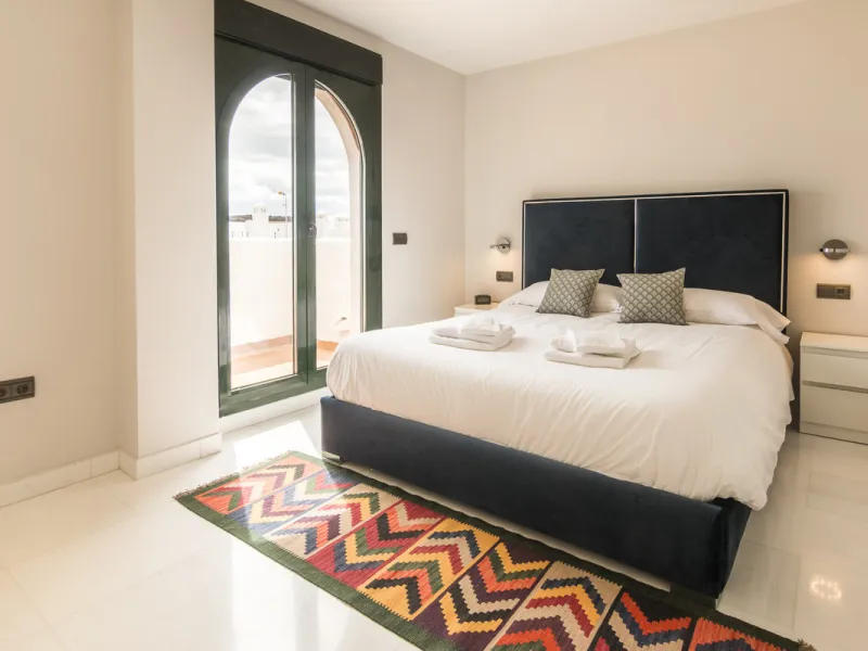 Within a pleasant residential complex where the apartments are distributed across 8 small blocks of three levels, this penthouse offers a spacious living room, a fully fitted kitchen with separate utility room, 3 bedrooms (one en-suite with its own bathro