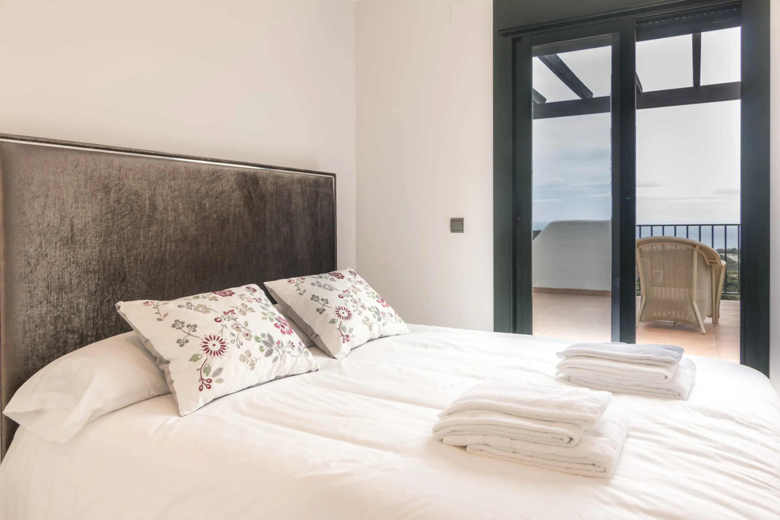 Within a pleasant residential complex where the apartments are distributed across 8 small blocks of three levels, this penthouse offers a spacious living room, a fully fitted kitchen with separate utility room, 3 bedrooms (one en-suite with its own bathro