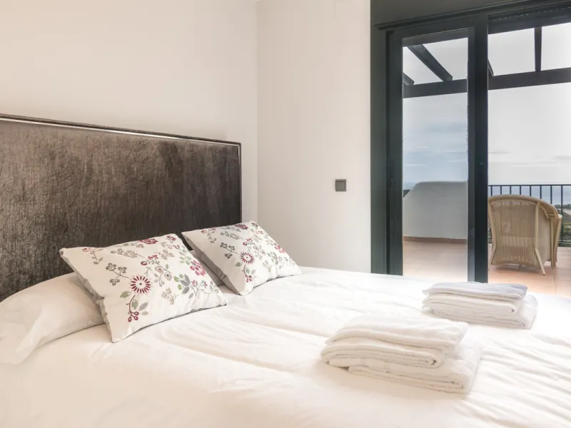Within a pleasant residential complex where the apartments are distributed across 8 small blocks of three levels, this penthouse offers a spacious living room, a fully fitted kitchen with separate utility room, 3 bedrooms (one en-suite with its own bathro