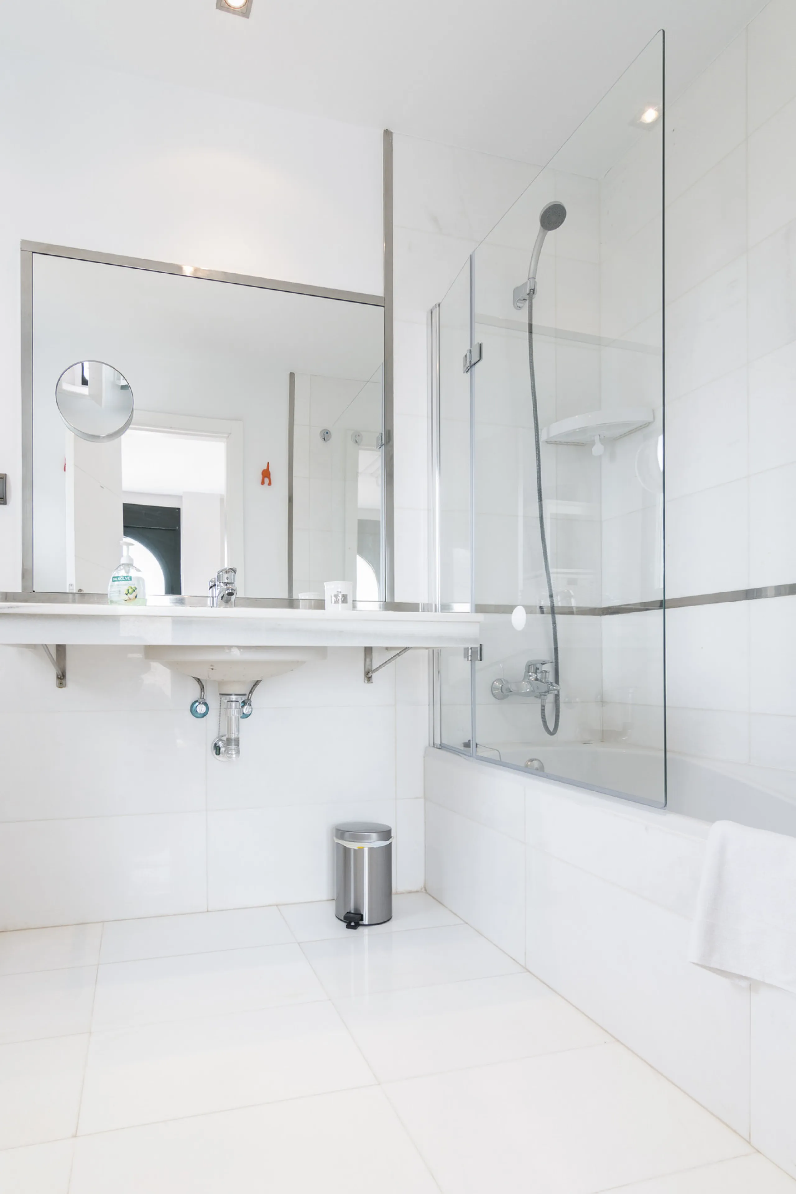 Within a pleasant residential complex where the apartments are distributed across 8 small blocks of three levels, this penthouse offers a spacious living room, a fully fitted kitchen with separate utility room, 3 bedrooms (one en-suite with its own bathro
