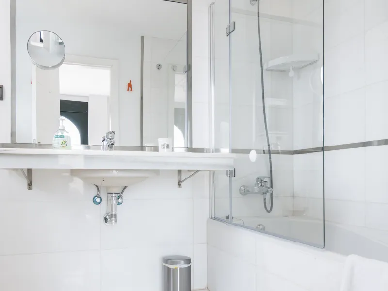 Within a pleasant residential complex where the apartments are distributed across 8 small blocks of three levels, this penthouse offers a spacious living room, a fully fitted kitchen with separate utility room, 3 bedrooms (one en-suite with its own bathro