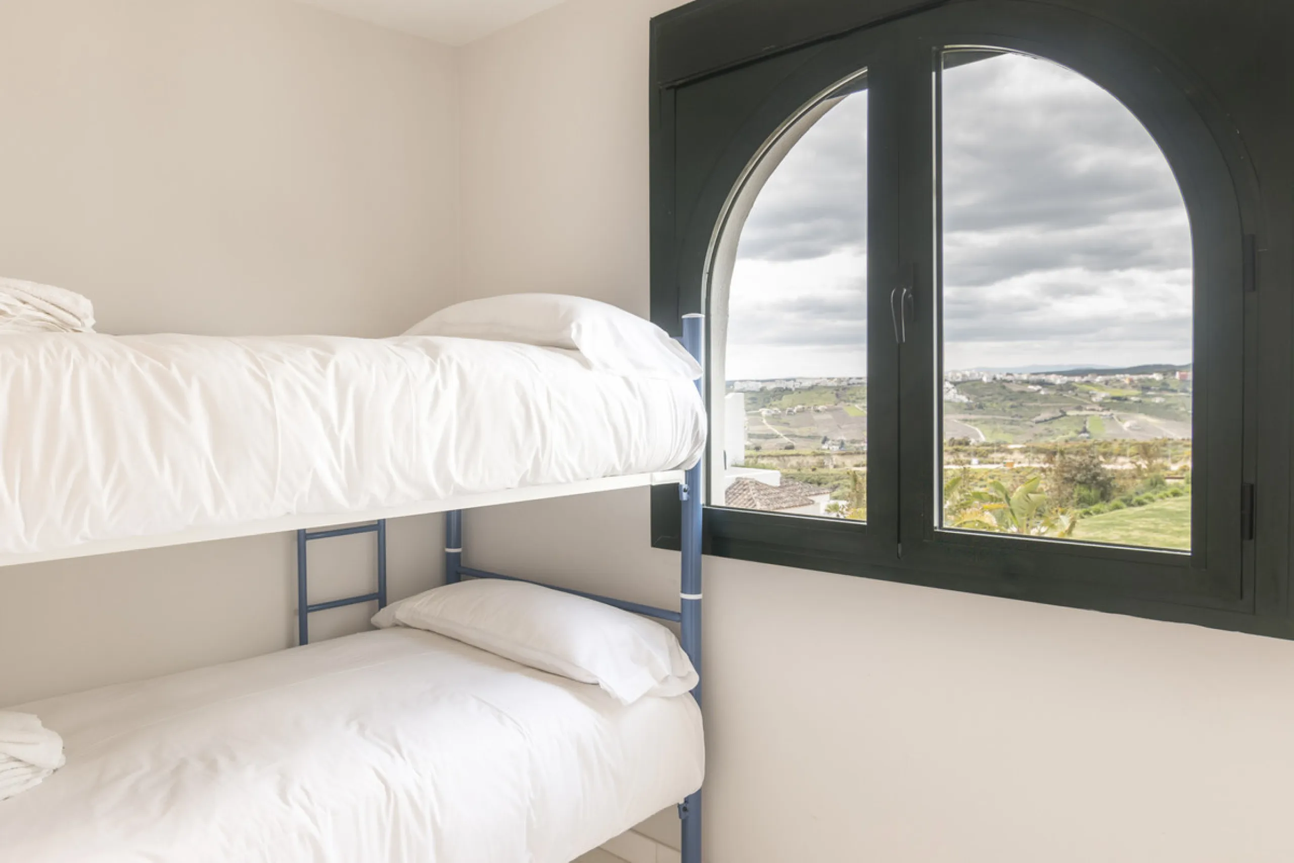 Within a pleasant residential complex where the apartments are distributed across 8 small blocks of three levels, this penthouse offers a spacious living room, a fully fitted kitchen with separate utility room, 3 bedrooms (one en-suite with its own bathro