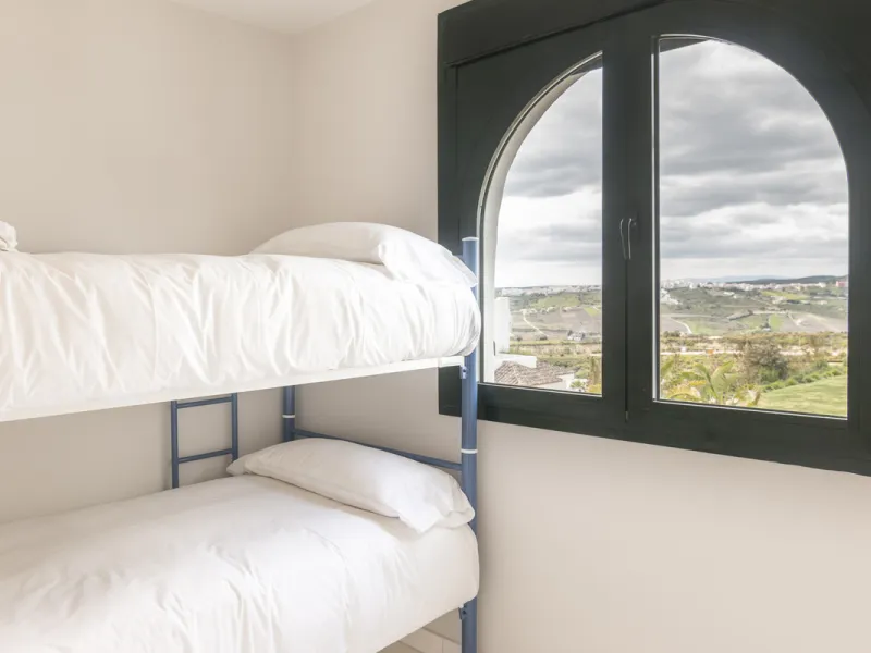 Within a pleasant residential complex where the apartments are distributed across 8 small blocks of three levels, this penthouse offers a spacious living room, a fully fitted kitchen with separate utility room, 3 bedrooms (one en-suite with its own bathro
