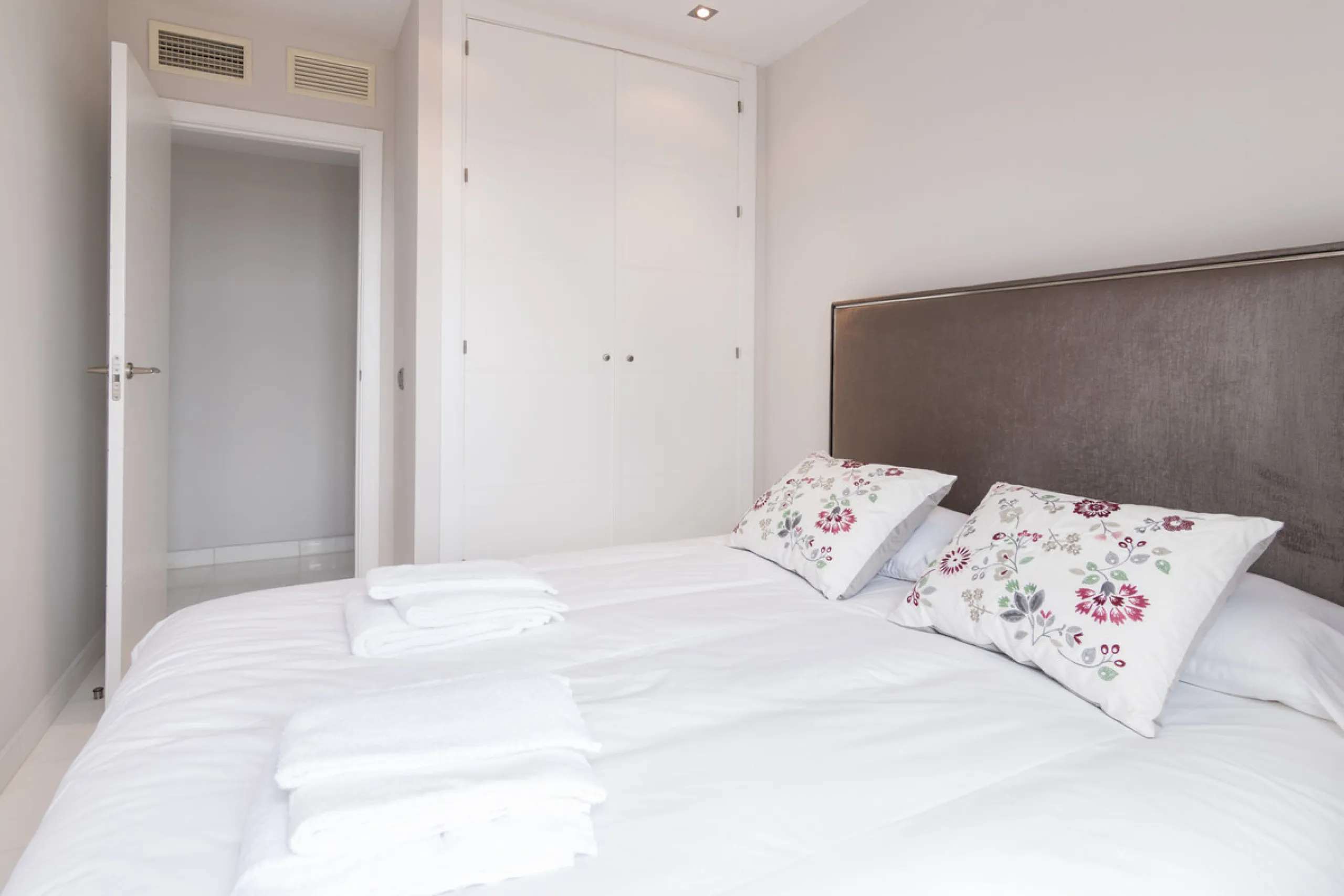 Within a pleasant residential complex where the apartments are distributed across 8 small blocks of three levels, this penthouse offers a spacious living room, a fully fitted kitchen with separate utility room, 3 bedrooms (one en-suite with its own bathro