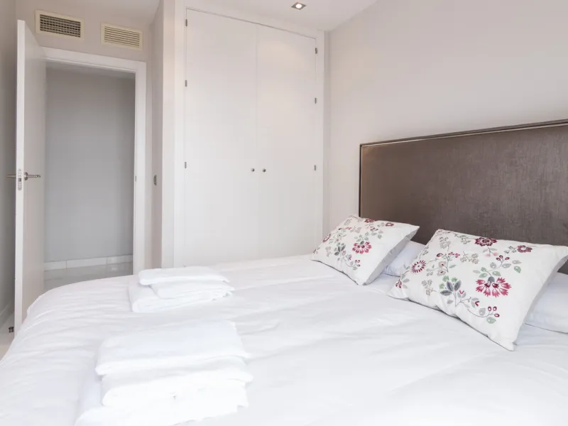 Within a pleasant residential complex where the apartments are distributed across 8 small blocks of three levels, this penthouse offers a spacious living room, a fully fitted kitchen with separate utility room, 3 bedrooms (one en-suite with its own bathro