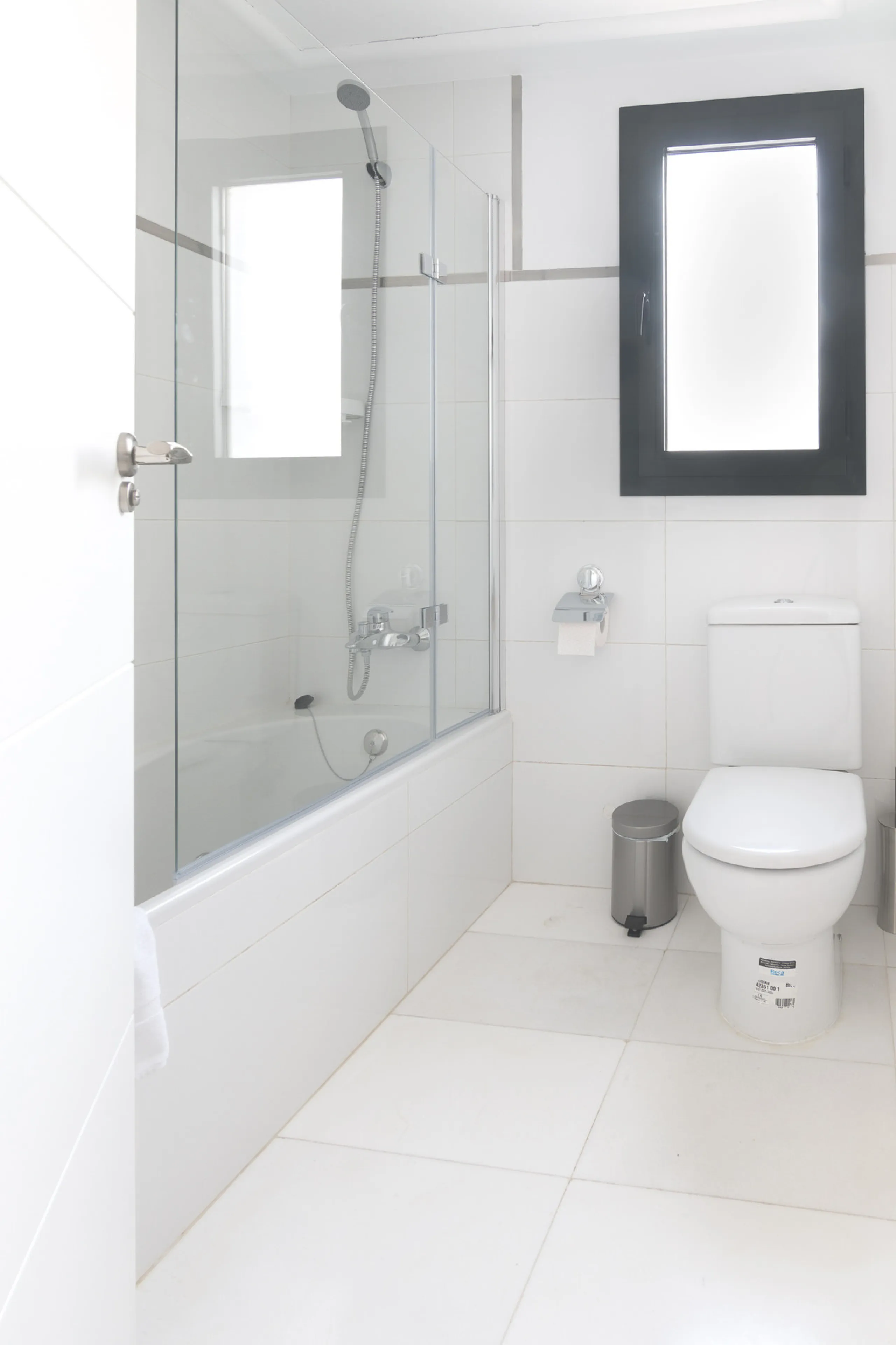 Within a pleasant residential complex where the apartments are distributed across 8 small blocks of three levels, this penthouse offers a spacious living room, a fully fitted kitchen with separate utility room, 3 bedrooms (one en-suite with its own bathro