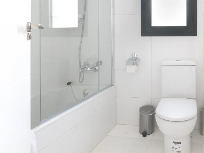 Within a pleasant residential complex where the apartments are distributed across 8 small blocks of three levels, this penthouse offers a spacious living room, a fully fitted kitchen with separate utility room, 3 bedrooms (one en-suite with its own bathro