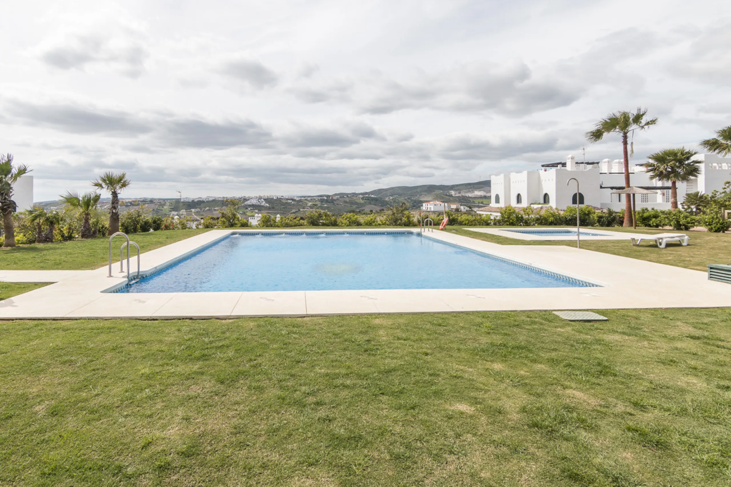 Within a pleasant residential complex where the apartments are distributed across 8 small blocks of three levels, this penthouse offers a spacious living room, a fully fitted kitchen with separate utility room, 3 bedrooms (one en-suite with its own bathro