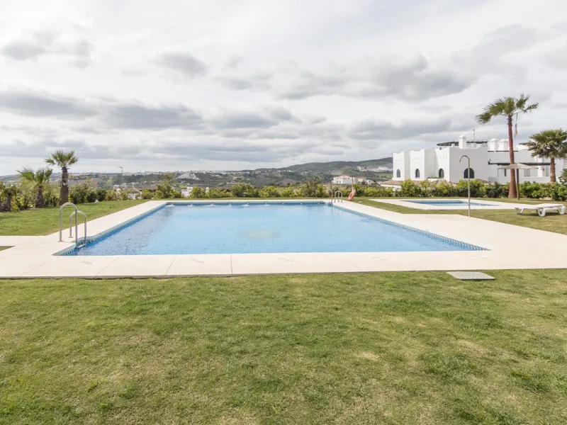 Within a pleasant residential complex where the apartments are distributed across 8 small blocks of three levels, this penthouse offers a spacious living room, a fully fitted kitchen with separate utility room, 3 bedrooms (one en-suite with its own bathro