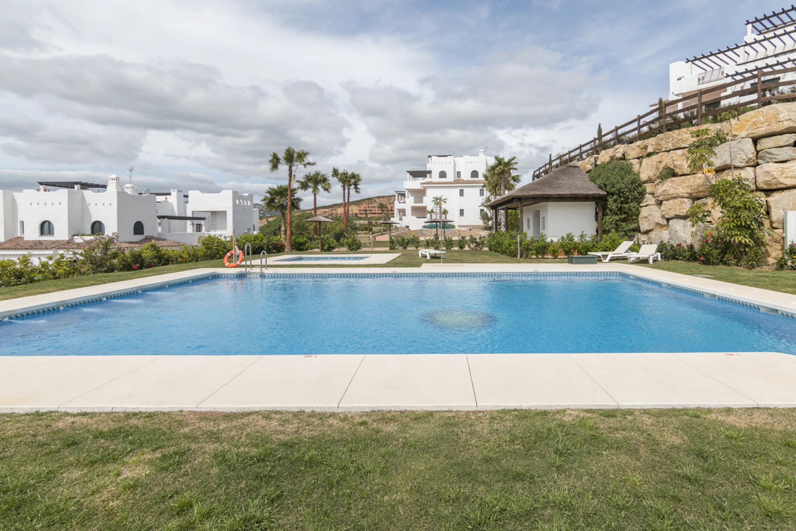 Within a pleasant residential complex where the apartments are distributed across 8 small blocks of three levels, this penthouse offers a spacious living room, a fully fitted kitchen with separate utility room, 3 bedrooms (one en-suite with its own bathro