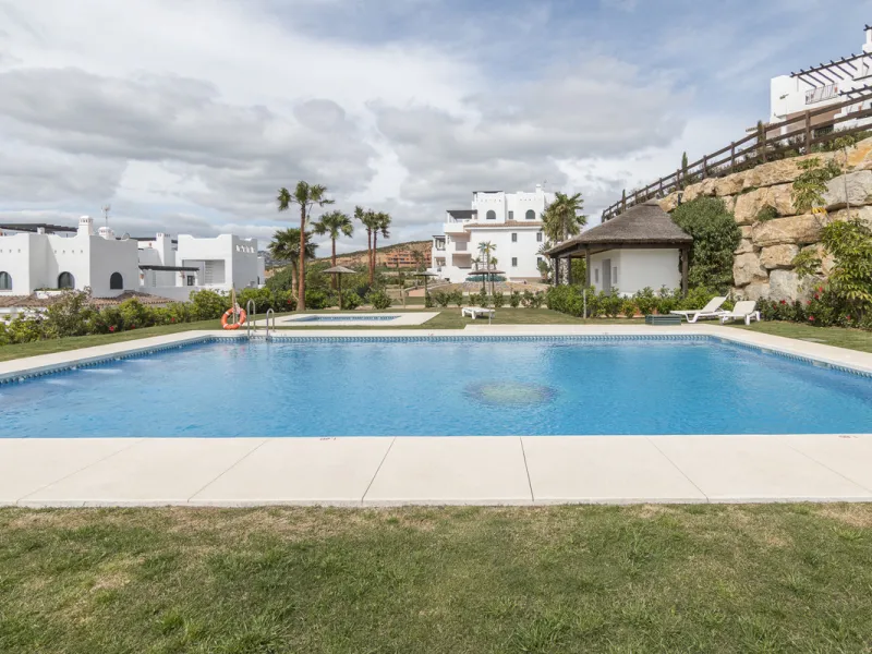 Within a pleasant residential complex where the apartments are distributed across 8 small blocks of three levels, this penthouse offers a spacious living room, a fully fitted kitchen with separate utility room, 3 bedrooms (one en-suite with its own bathro
