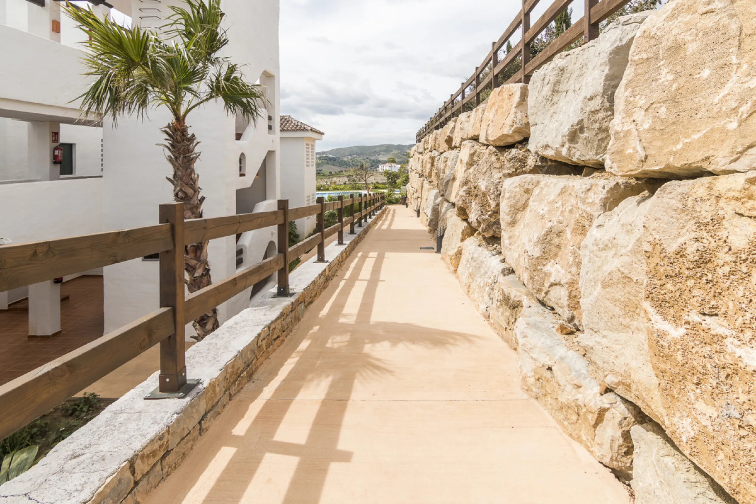Within a pleasant residential complex where the apartments are distributed across 8 small blocks of three levels, this penthouse offers a spacious living room, a fully fitted kitchen with separate utility room, 3 bedrooms (one en-suite with its own bathro