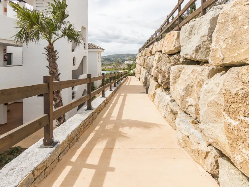 Within a pleasant residential complex where the apartments are distributed across 8 small blocks of three levels, this penthouse offers a spacious living room, a fully fitted kitchen with separate utility room, 3 bedrooms (one en-suite with its own bathro
