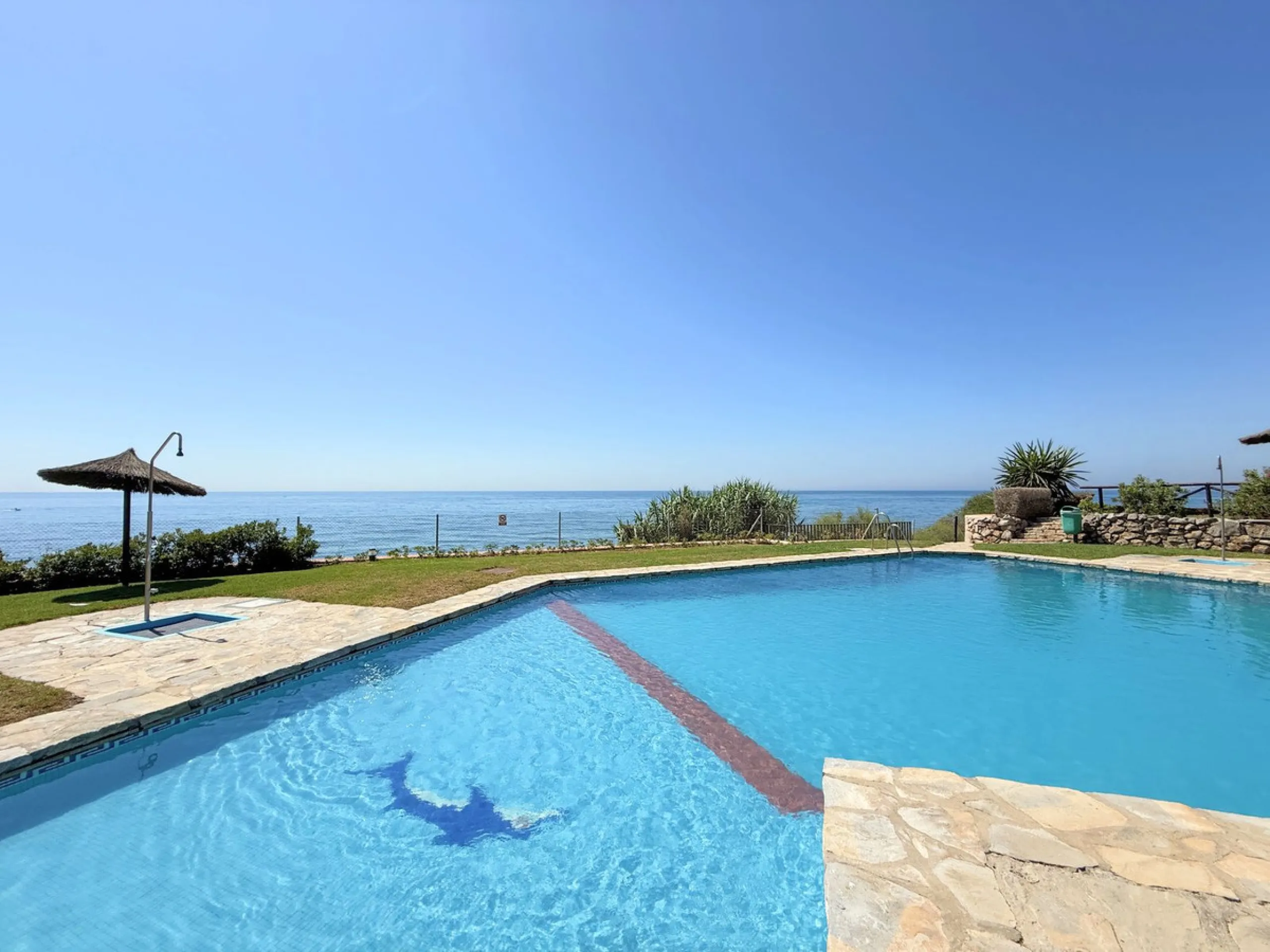 Beachfront townhouse in Estepona, located in a prestigious front-line beach development with direct access to the promenade, offering an unbeatable location that combines tranquility, comfort, and the Mediterranean lifestyle. It is just a 4-minute drive f
