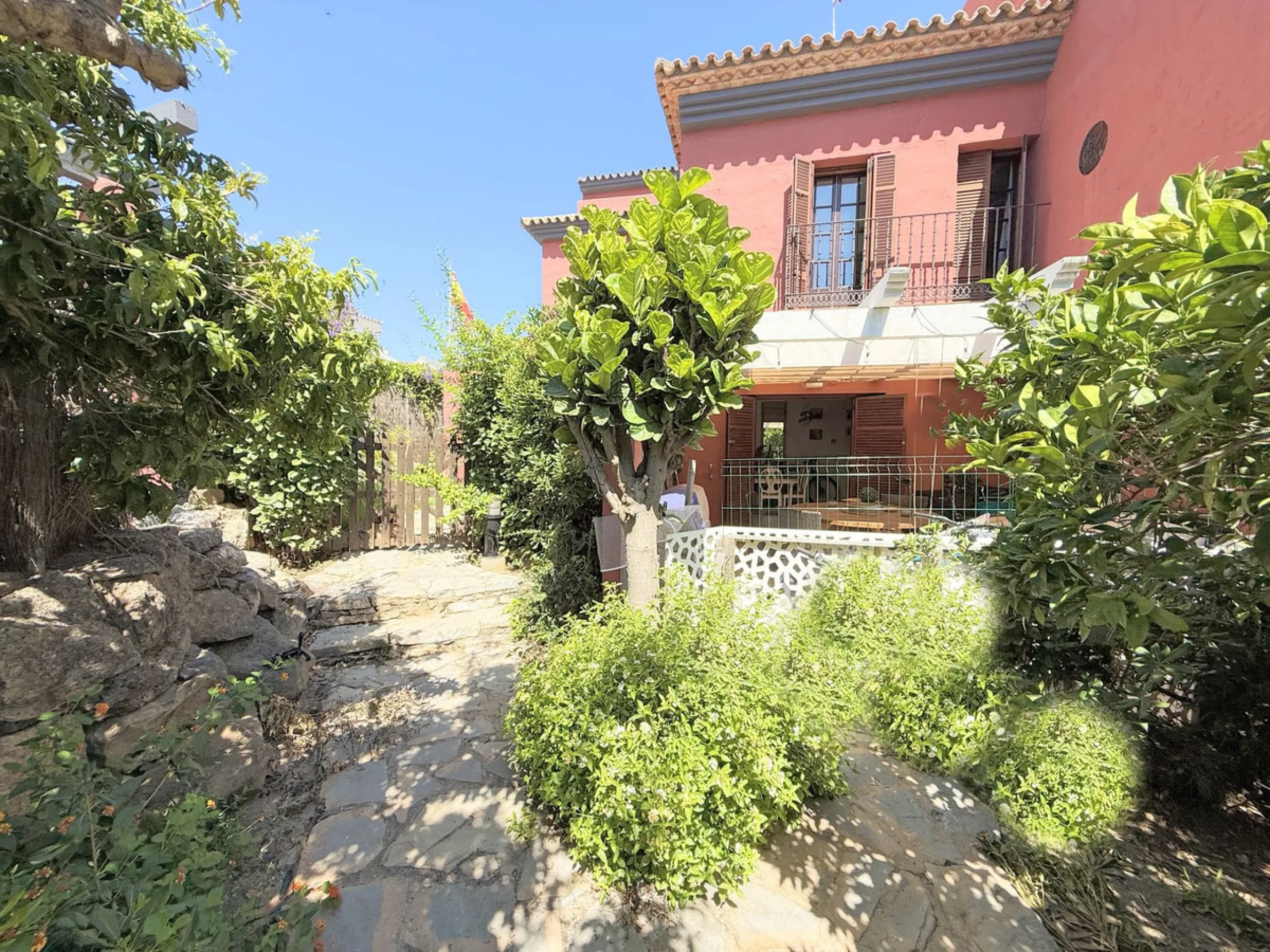Beachfront townhouse in Estepona, located in a prestigious front-line beach development with direct access to the promenade, offering an unbeatable location that combines tranquility, comfort, and the Mediterranean lifestyle. It is just a 4-minute drive f