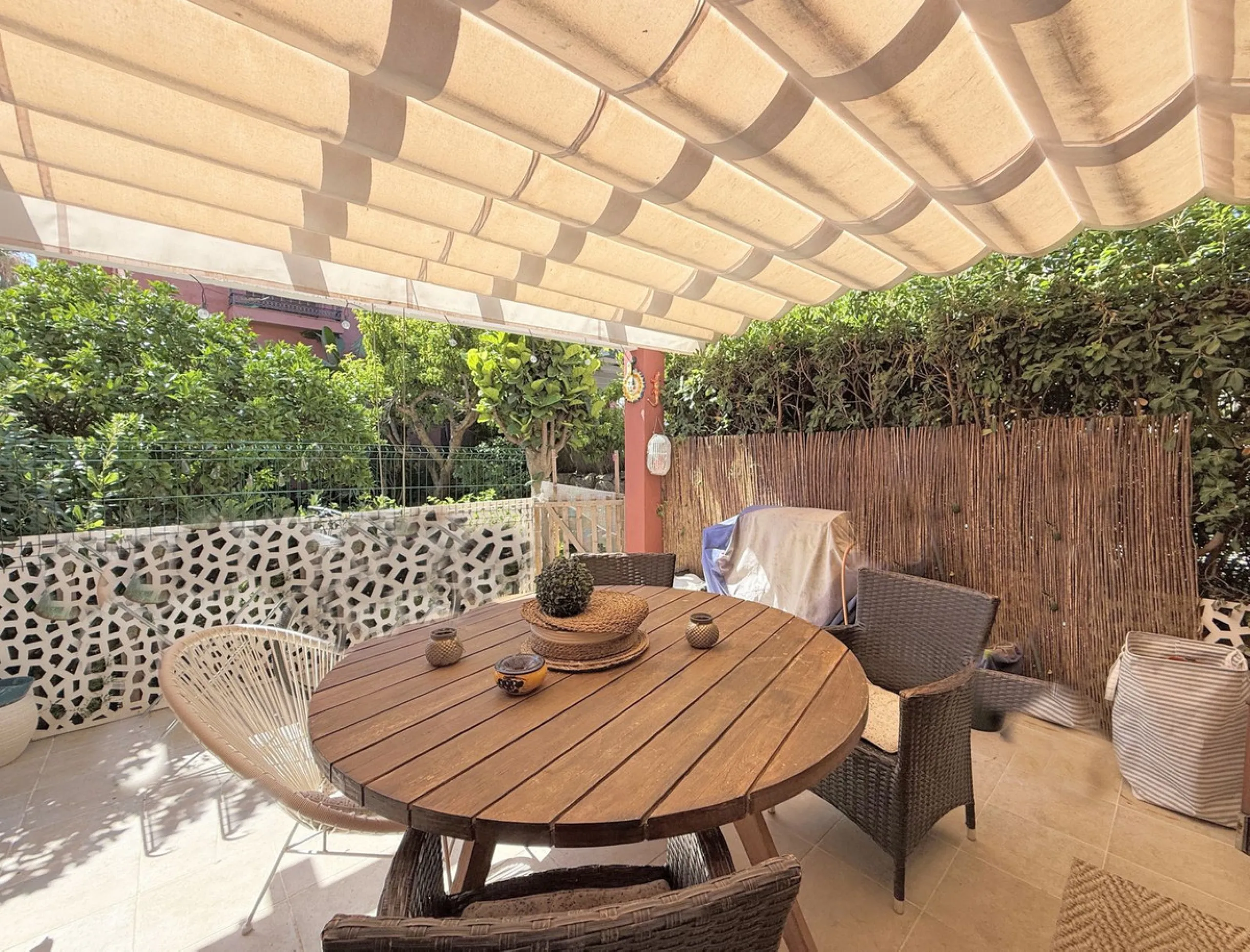 Beachfront townhouse in Estepona, located in a prestigious front-line beach development with direct access to the promenade, offering an unbeatable location that combines tranquility, comfort, and the Mediterranean lifestyle. It is just a 4-minute drive f