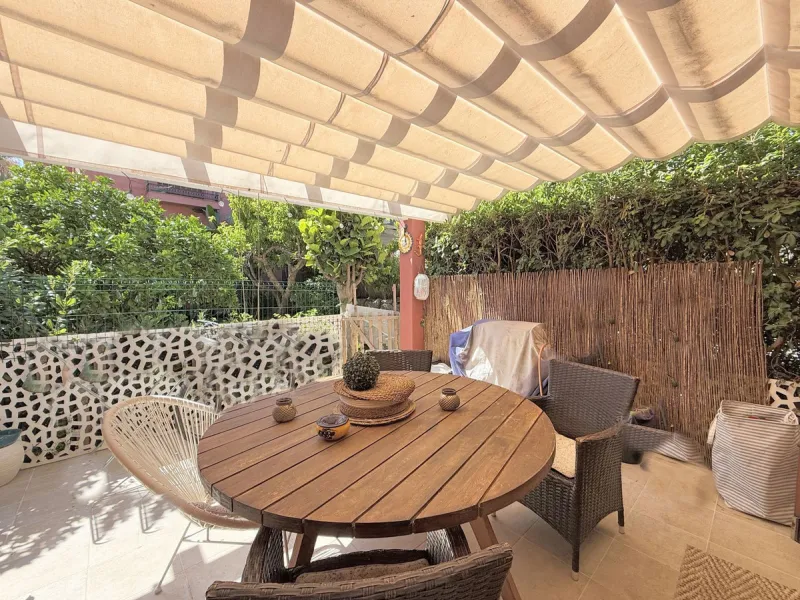 Beachfront townhouse in Estepona, located in a prestigious front-line beach development with direct access to the promenade, offering an unbeatable location that combines tranquility, comfort, and the Mediterranean lifestyle. It is just a 4-minute drive f