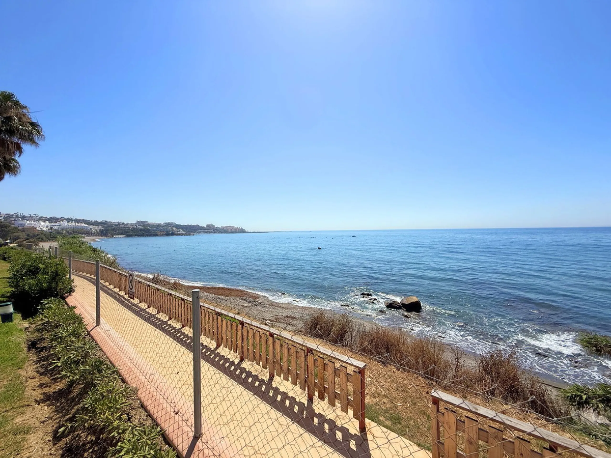 Beachfront townhouse in Estepona, located in a prestigious front-line beach development with direct access to the promenade, offering an unbeatable location that combines tranquility, comfort, and the Mediterranean lifestyle. It is just a 4-minute drive f