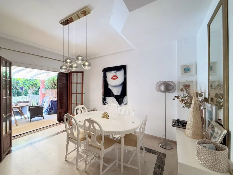 Beachfront townhouse in Estepona, located in a prestigious front-line beach development with direct access to the promenade, offering an unbeatable location that combines tranquility, comfort, and the Mediterranean lifestyle. It is just a 4-minute drive f