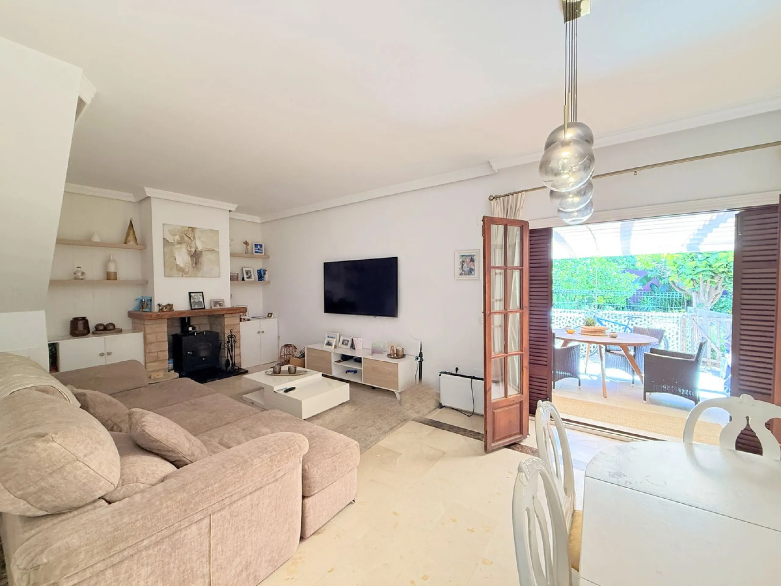 Beachfront townhouse in Estepona, located in a prestigious front-line beach development with direct access to the promenade, offering an unbeatable location that combines tranquility, comfort, and the Mediterranean lifestyle. It is just a 4-minute drive f