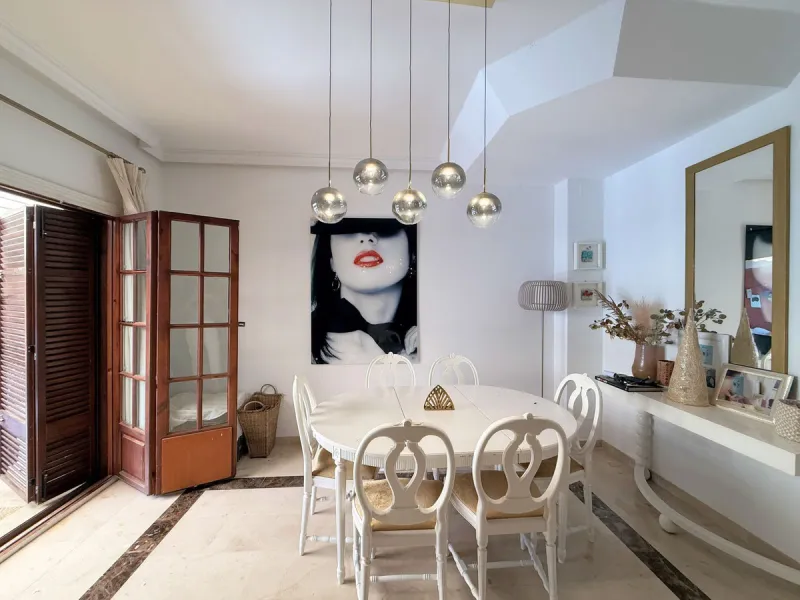 Beachfront townhouse in Estepona, located in a prestigious front-line beach development with direct access to the promenade, offering an unbeatable location that combines tranquility, comfort, and the Mediterranean lifestyle. It is just a 4-minute drive f