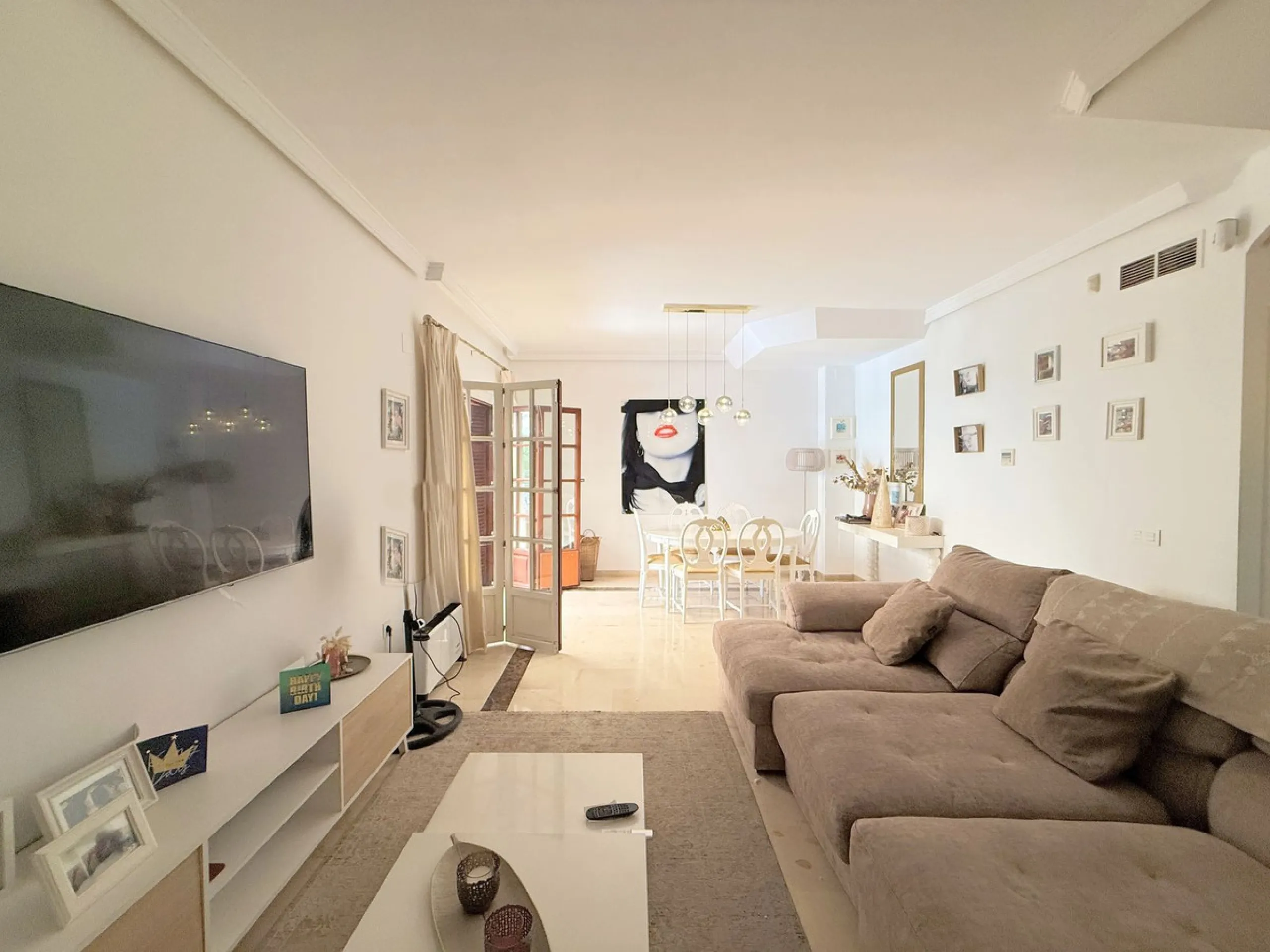 Beachfront townhouse in Estepona, located in a prestigious front-line beach development with direct access to the promenade, offering an unbeatable location that combines tranquility, comfort, and the Mediterranean lifestyle. It is just a 4-minute drive f
