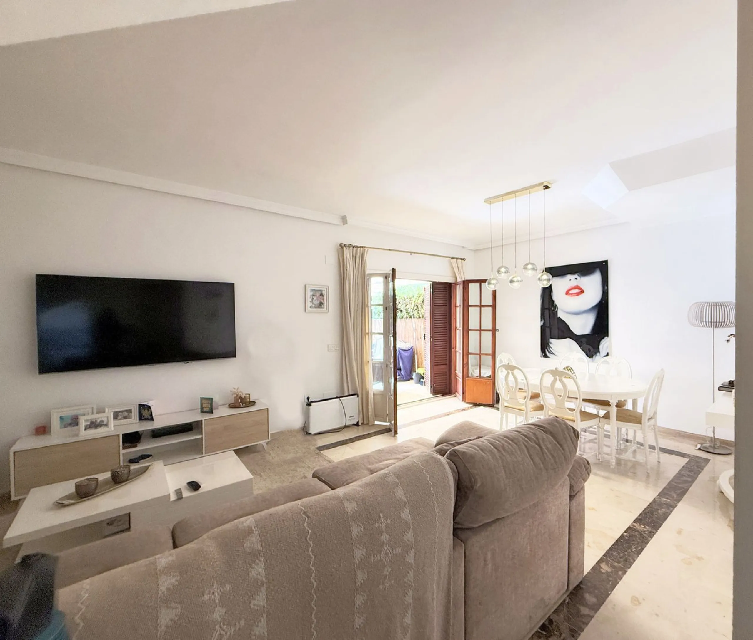 Beachfront townhouse in Estepona, located in a prestigious front-line beach development with direct access to the promenade, offering an unbeatable location that combines tranquility, comfort, and the Mediterranean lifestyle. It is just a 4-minute drive f