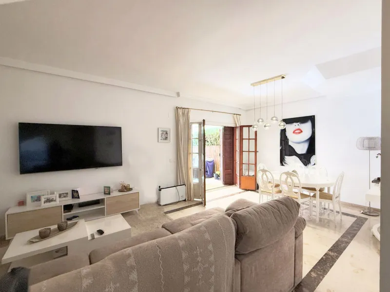 Beachfront townhouse in Estepona, located in a prestigious front-line beach development with direct access to the promenade, offering an unbeatable location that combines tranquility, comfort, and the Mediterranean lifestyle. It is just a 4-minute drive f