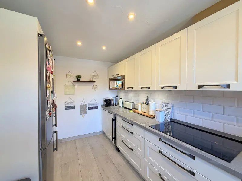 Beachfront townhouse in Estepona, located in a prestigious front-line beach development with direct access to the promenade, offering an unbeatable location that combines tranquility, comfort, and the Mediterranean lifestyle. It is just a 4-minute drive f