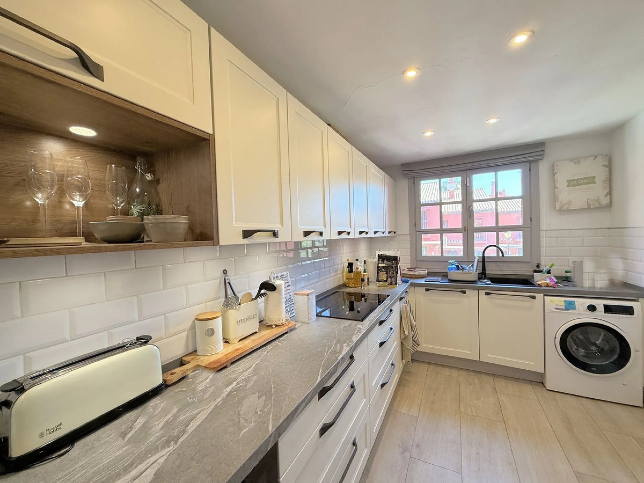 Beachfront townhouse in Estepona, located in a prestigious front-line beach development with direct access to the promenade, offering an unbeatable location that combines tranquility, comfort, and the Mediterranean lifestyle. It is just a 4-minute drive f