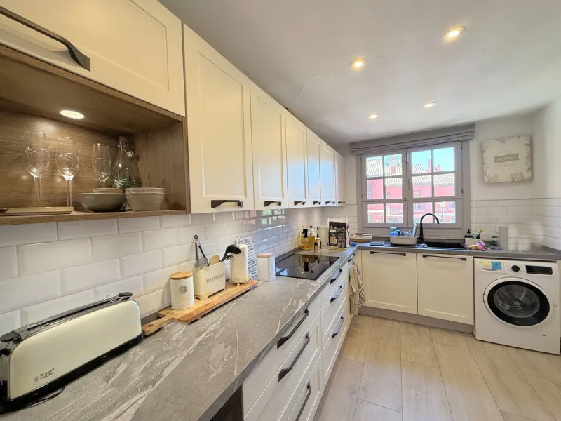 Beachfront townhouse in Estepona, located in a prestigious front-line beach development with direct access to the promenade, offering an unbeatable location that combines tranquility, comfort, and the Mediterranean lifestyle. It is just a 4-minute drive f