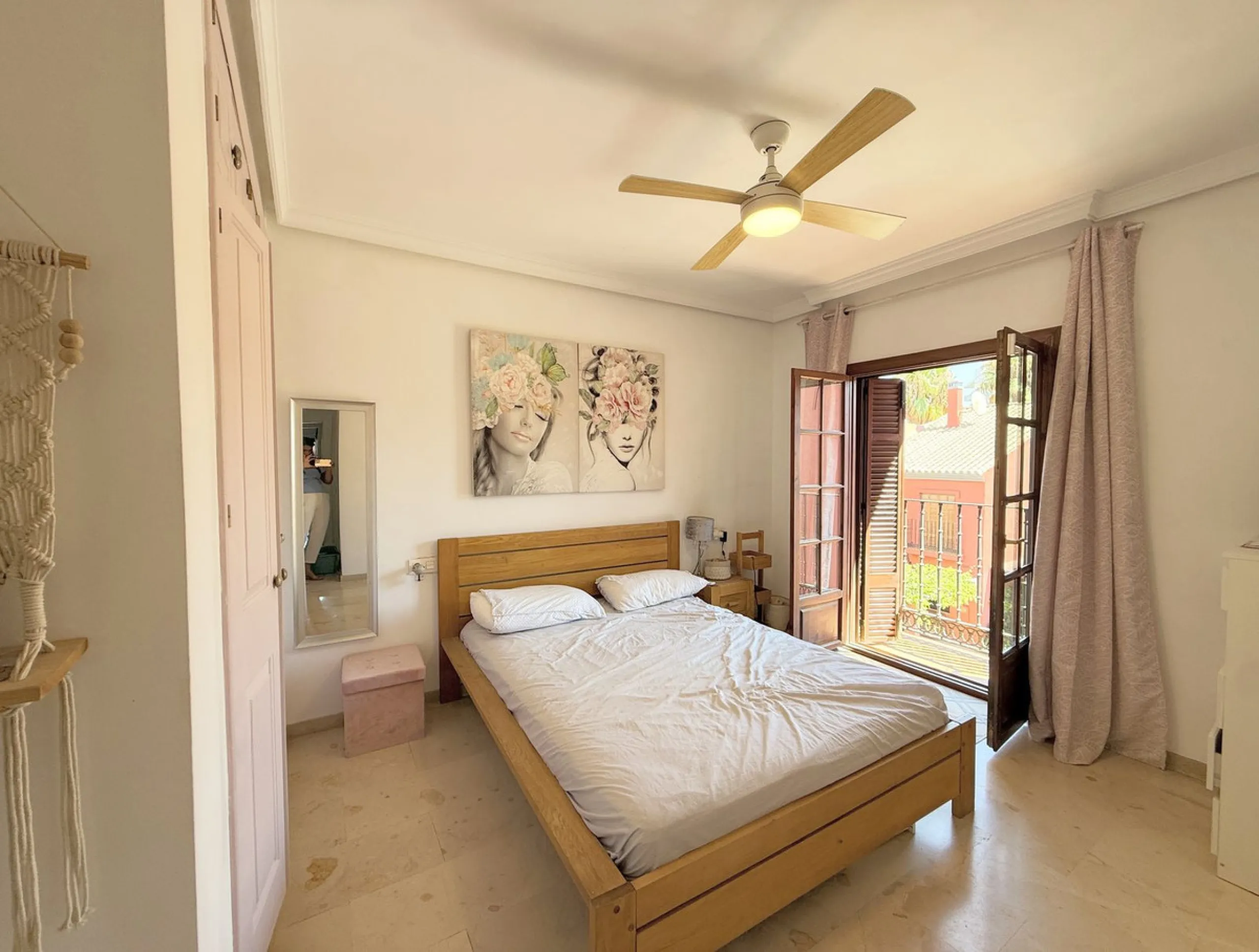 Beachfront townhouse in Estepona, located in a prestigious front-line beach development with direct access to the promenade, offering an unbeatable location that combines tranquility, comfort, and the Mediterranean lifestyle. It is just a 4-minute drive f