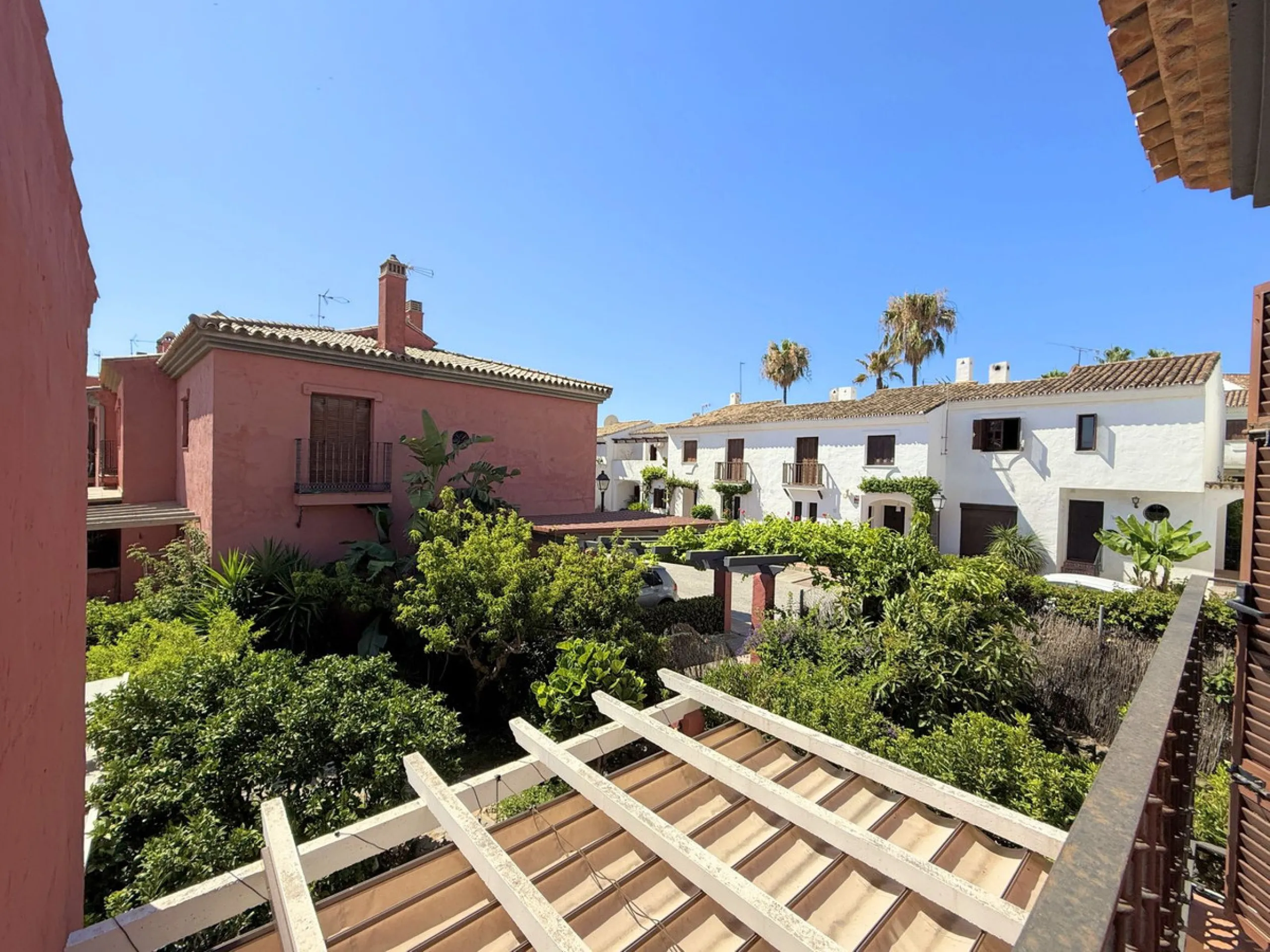 Beachfront townhouse in Estepona, located in a prestigious front-line beach development with direct access to the promenade, offering an unbeatable location that combines tranquility, comfort, and the Mediterranean lifestyle. It is just a 4-minute drive f