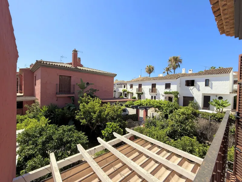 Beachfront townhouse in Estepona, located in a prestigious front-line beach development with direct access to the promenade, offering an unbeatable location that combines tranquility, comfort, and the Mediterranean lifestyle. It is just a 4-minute drive f